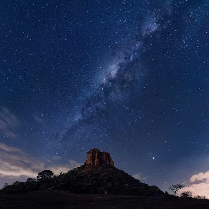 Morro do Cuscuzeiro sob céu estrelado, com a faixa da Via Láctea visível na fotografia enviada