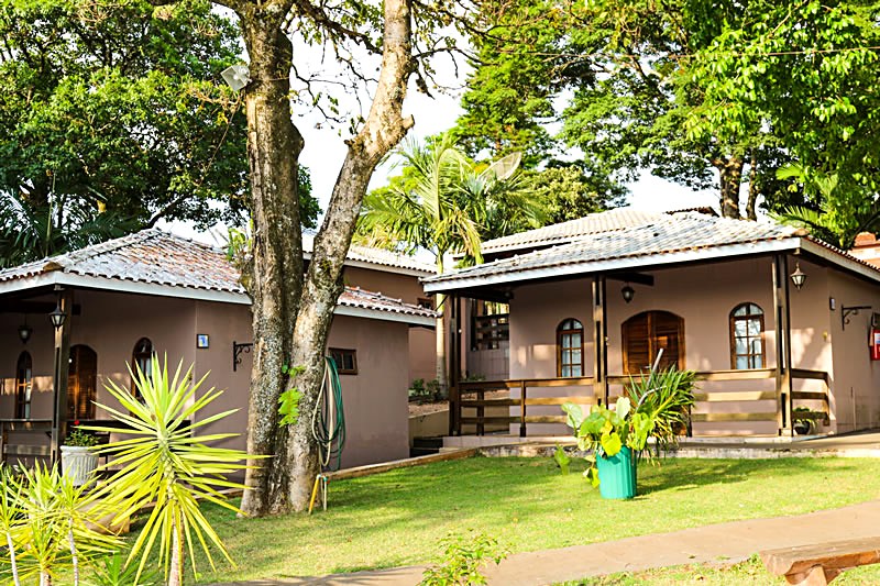 Fachada do restaurante da Villa Donn'Anna em Analândia (SP), casas de telhado de telha entre árvores