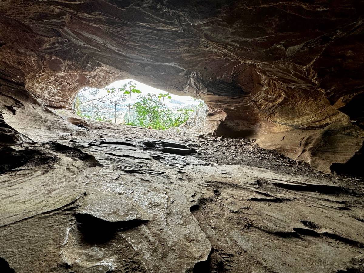 Interior da Gruta do Índio em Analândia (SP), caverna em arenito com abertura para a mata e o vale
